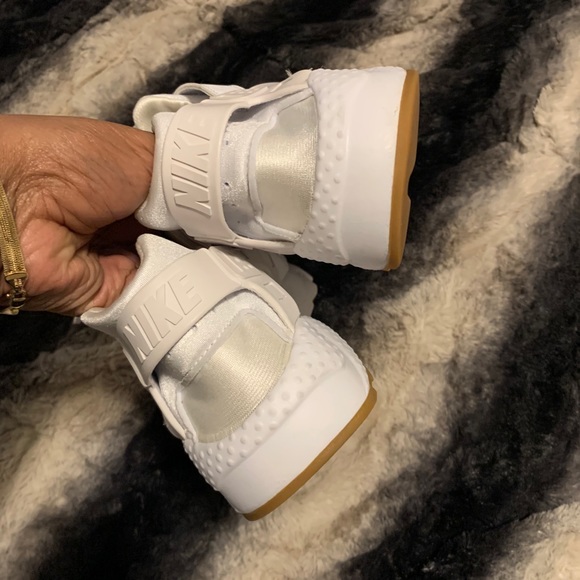 Shoes - Picture 2 of 6